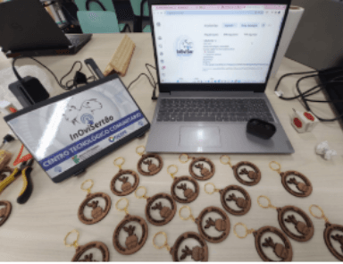 Oficina com laptops e materiais de capacitação